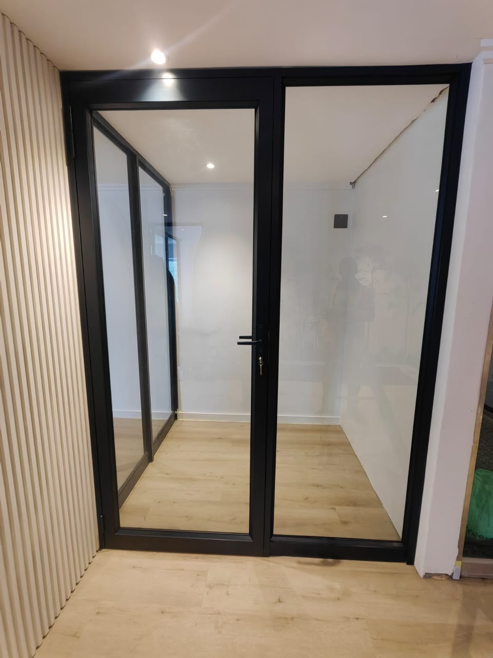 Frameless glass finish